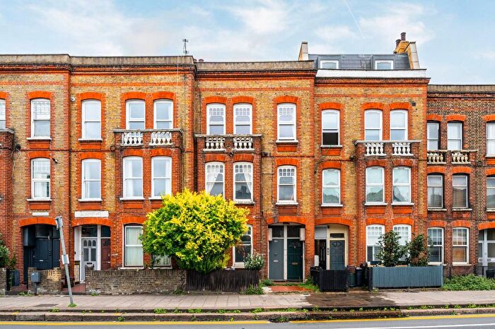 2 Bedroom Flat For Sale In Queenstown Road, Battersea, London, SW8