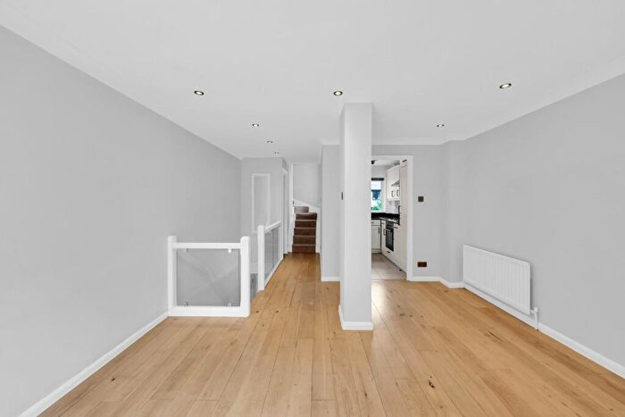 3 Bedroom Mews To Rent In Welland Mews, London, E1W
