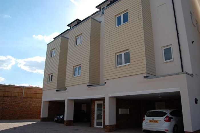2 Bedroom Flat To Rent In Pyle Close, Addlestone, KT15