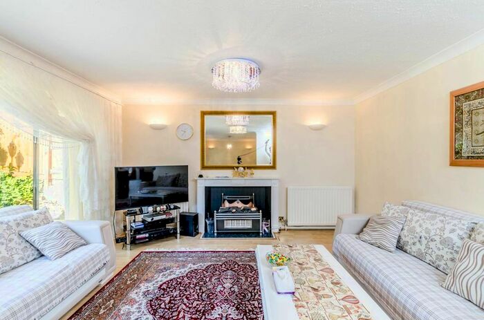 4 Bedroom Detached House To Rent In Wakehams Hill, Pinner, HA5