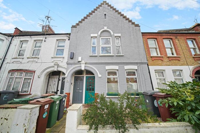 2 Bedroom Flat For Sale In Clementina Road, Leyton, E10