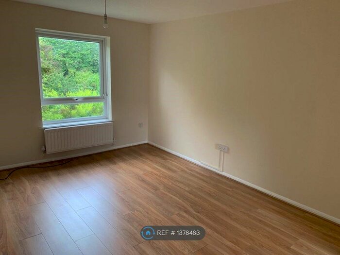 3 Bedroom Flat To Rent In Vicarage Road, West Bromwich, B71