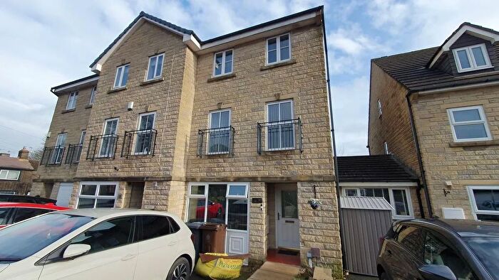 2 Bedroom Flat To Rent In Winscar Avenue, Queensbury, Bradford, BD6