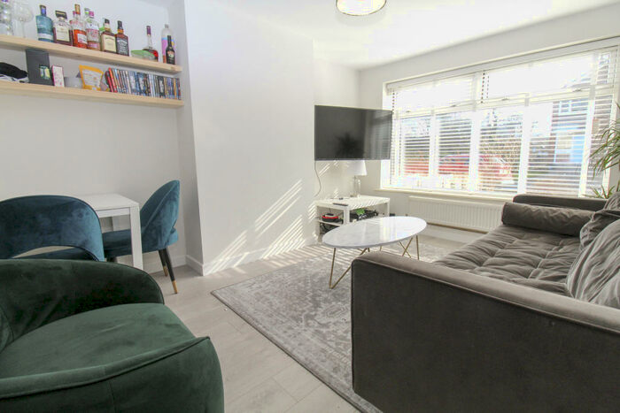 4 Bedroom Semi-Detached House To Rent In St. Anns Close, Burley, LS4