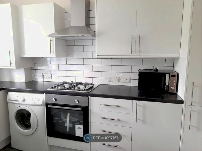 3 Bedroom Flat To Rent In Oakhill Court, Honor Oak SE23