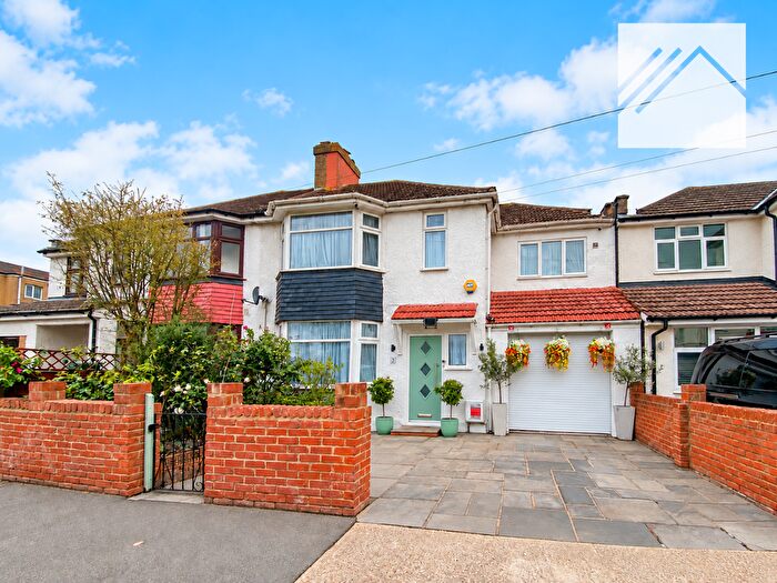 4 Bedroom Semi-Detached House For Sale In Oxford Avenue, Grays, RM16
