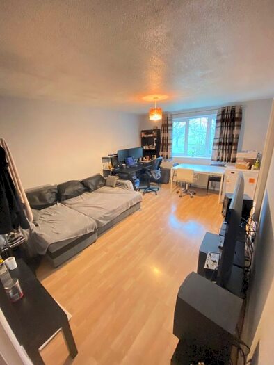 2 Bedroom Flat To Rent In Darwin Close, London, N11