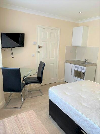1 Bedroom Studio To Rent In Uplands Road, Room, IG8
