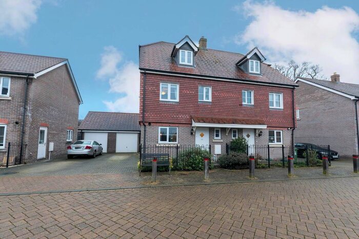 4 Bedroom Semi-Detached House To Rent In Ringley Road, Horsham, RH12