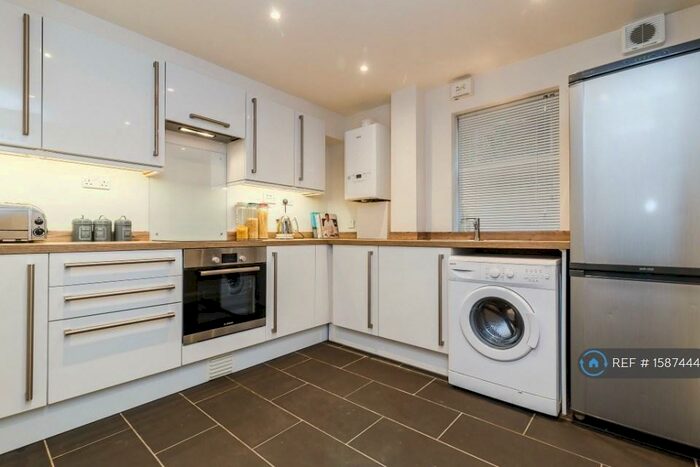 2 Bedroom Flat To Rent In Cheriton Court, London, SE12
