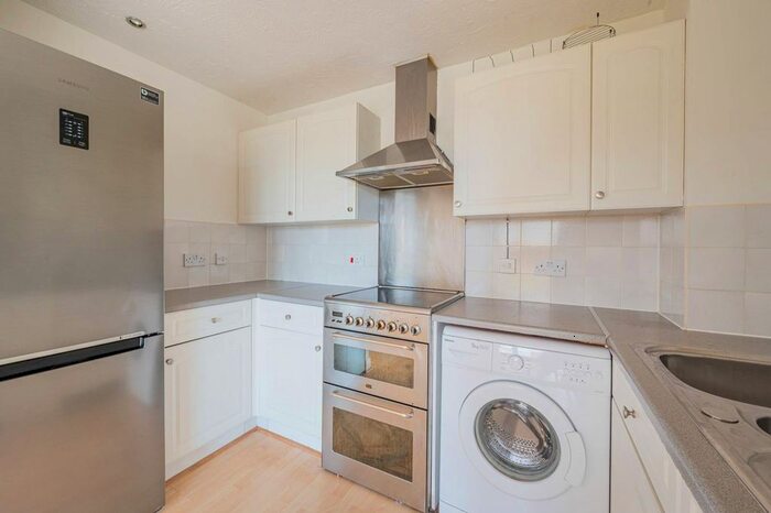 2 Bedroom Flat To Rent In Swansea Court, Silvertown, London, E16