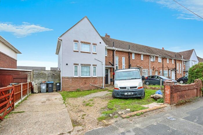 3 Bedroom End Of Terrace House For Sale In Tedder Road, Bournemouth, BH11