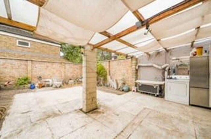 2 Bedroom Maisonette To Rent In Coningham Road, Shepherd's Bush, London, W12