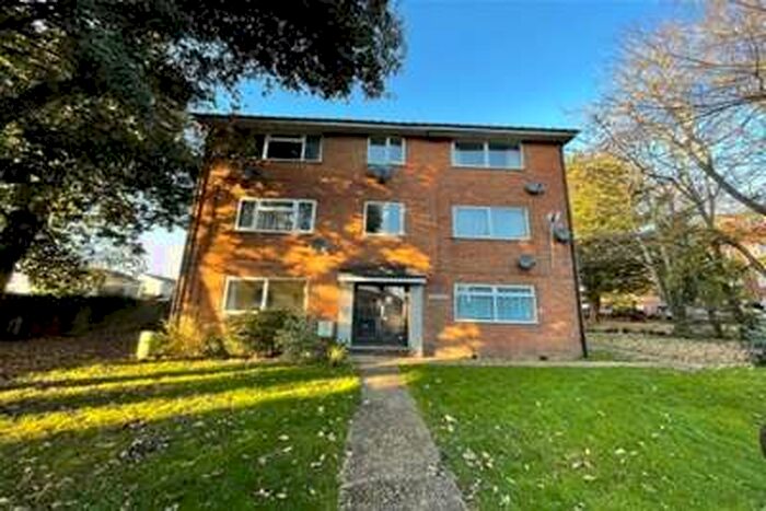 1 Bedroom Flat To Rent In West Court, Weston Lane, SO19