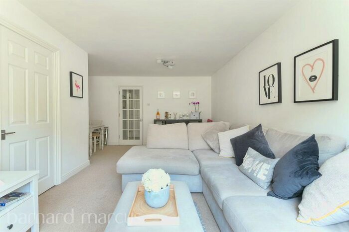1 Bedroom Flat To Rent In Donald Woods Gardens, Surbiton, KT5