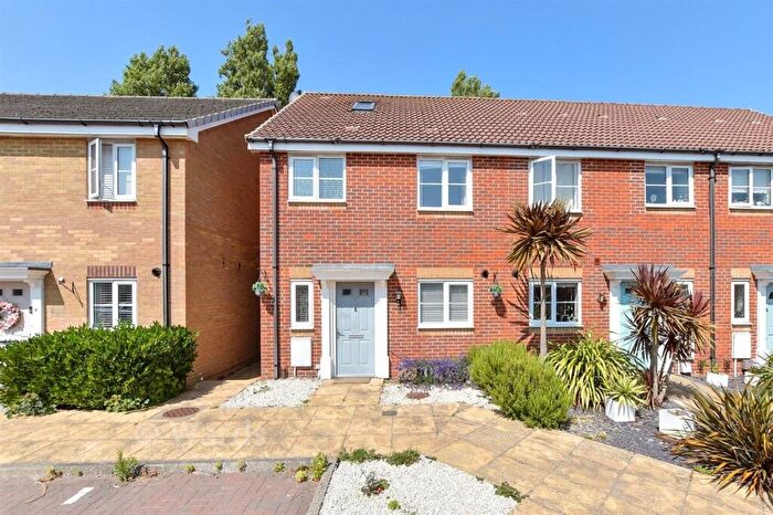 4 Bedroom End Of Terrace House For Sale In Crossway, Broadstairs, Kent, CT10