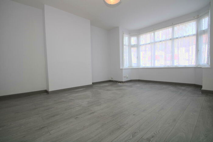 3 Bedroom Semi-Detached House To Rent In Glenthorne Avenue, Croydon, CR0