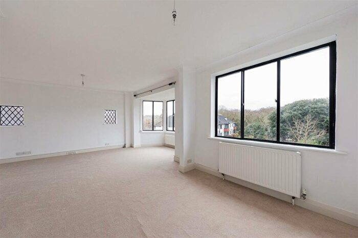 2 Bedroom Flat For Sale In Forest Court, Wanstead, E11