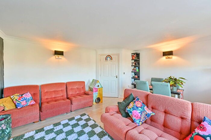 2 Bedroom Flat For Sale In Stockwell Green, Stockwell, London, SW9