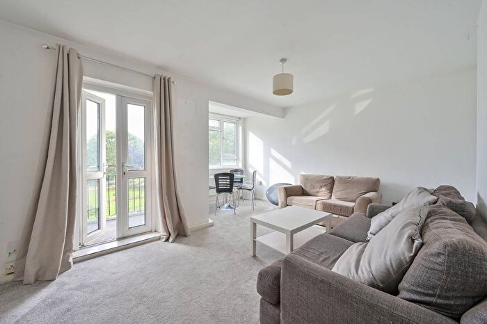 4 Bedroom Flat To Rent In Chobham Gardens, Southfields, London, SW19