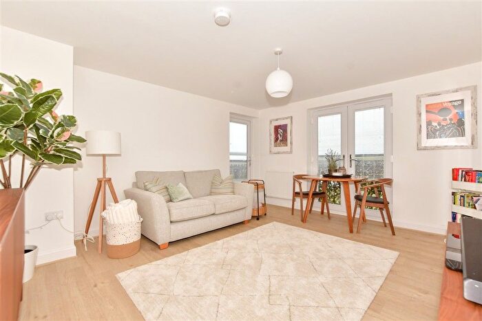 2 Bedroom Flat For Sale In Dearman Crescent, Hythe, Kent, CT21