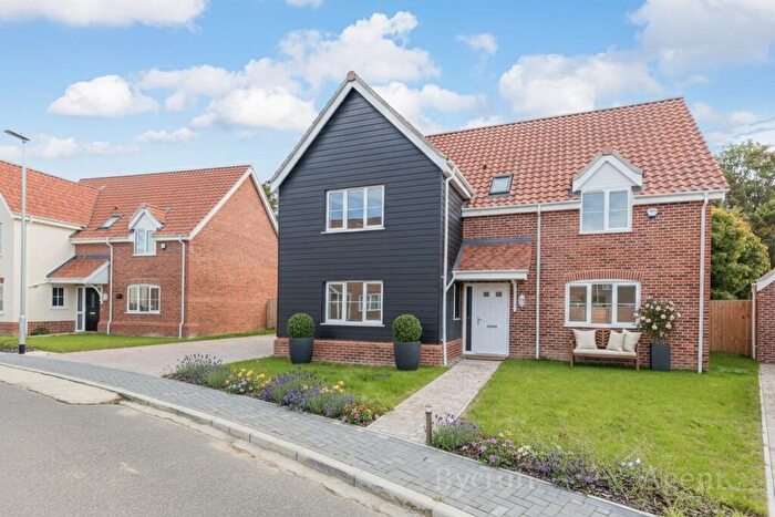 4 Bedroom Detached House For Sale In Lakeside, Blundeston, Suffolk, NR32