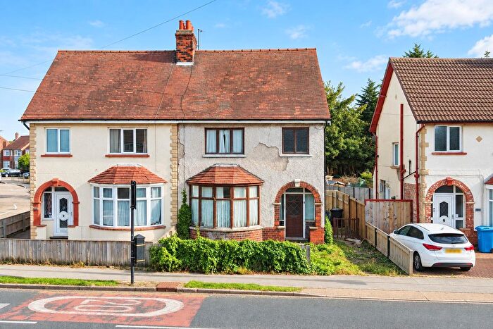 3 Bedroom Semi-Detached House For Sale In Anlaby Park Road South, Hull, HU4