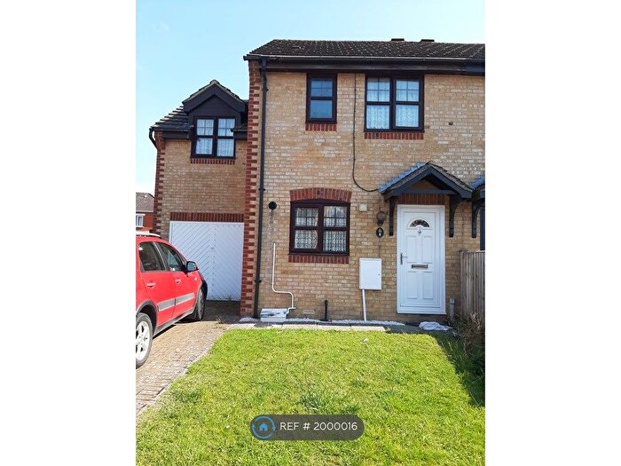 3 Bedroom Semi-Detached House To Rent In Dunsford Close, Swindon, SN1