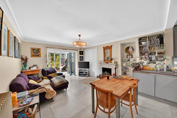 2 Bedroom Flat For Sale In Elsham Road, London, W14