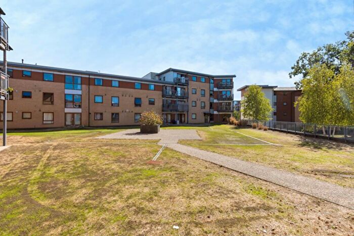 2 Bedroom Flat For Sale In Commonwealth Drive, Crawley, West Sussex, RH10