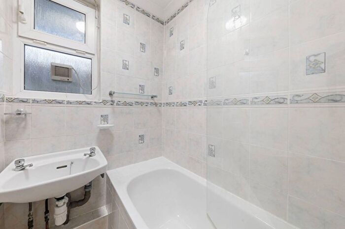2 Bedroom Flat To Rent In Dorset Road, Oval, London, SW8
