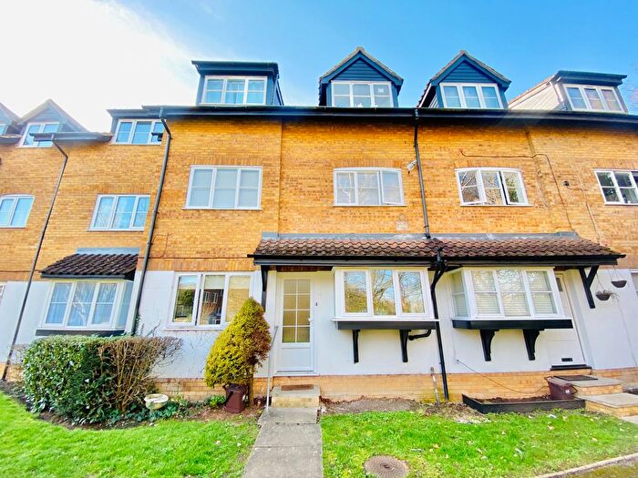 2 Bedroom Flat For Sale In Boleyn Way, New Barnet, EN5