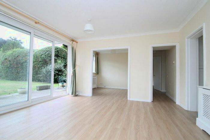 2 Bedroom Flat To Rent In Lakeside, Beckenham, BR3