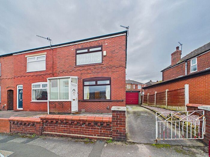 2 Bedroom Semi Detached House To Rent In Old Lane, Oldham, OL9