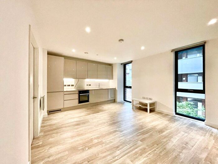 1 Bedroom Apartment To Rent In Queen Street, Salford, Greater Manchester, M3
