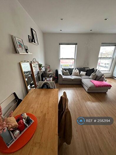2 Bedroom Flat To Rent In Battersea Park Road, London, SW11