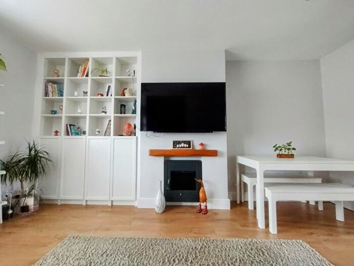 3 Bedroom End Of Terrace House For Sale In Exton Avenue, Luton, LU2