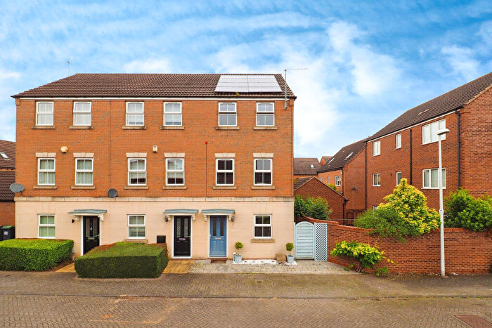 3 Bedroom Town House To Rent In Centurian Close, Hucknall, NG15