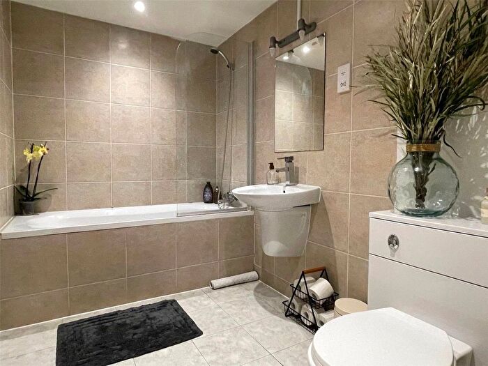 2 Bedroom Flat For Sale In Fountain Road, London, SW17