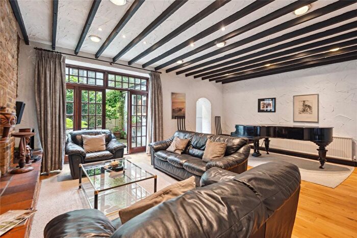 3 Bedroom Flat To Rent In Queen's Gate Gardens, London, SW7