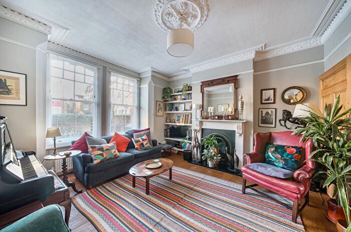 2 Bedroom Flat For Sale In Market Place, London, N2