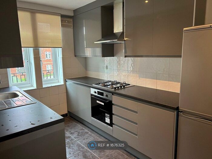 3 Bedroom Flat To Rent In Albert Carr Gardens, London, SW16