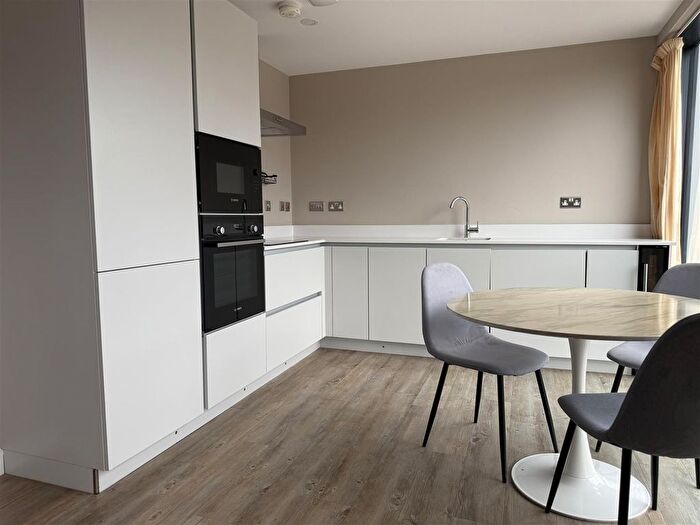 2 Bedroom Flat To Rent In The Glass House, Queens Dock Avenue, Hull, HU1