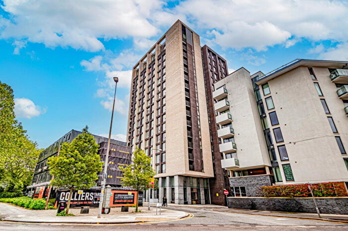 3 Bedroom Apartment To Rent In Queen Street, Salford, Greater Manchester, M3