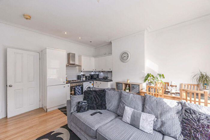 2 Bedroom Flat To Rent In Copnor Road, Portsmouth, Hampshire, PO3