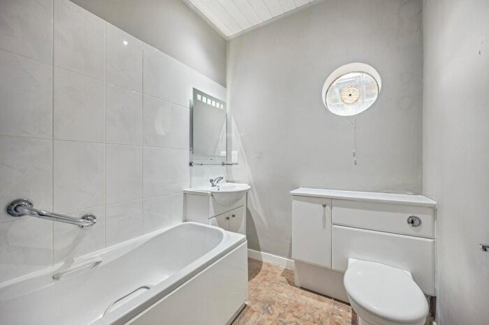 1 Bedroom Flat To Rent In Kelvin Court, Anniesland, Glasgow, G12