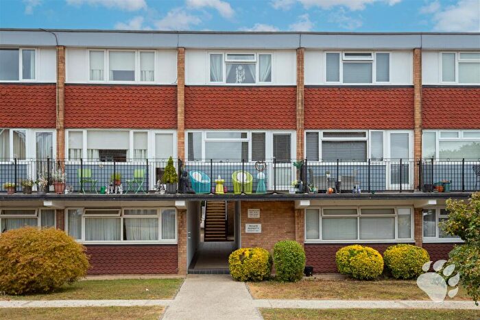 2 Bedroom Duplex For Sale In Briarleas Gardens, Upminster, RM14