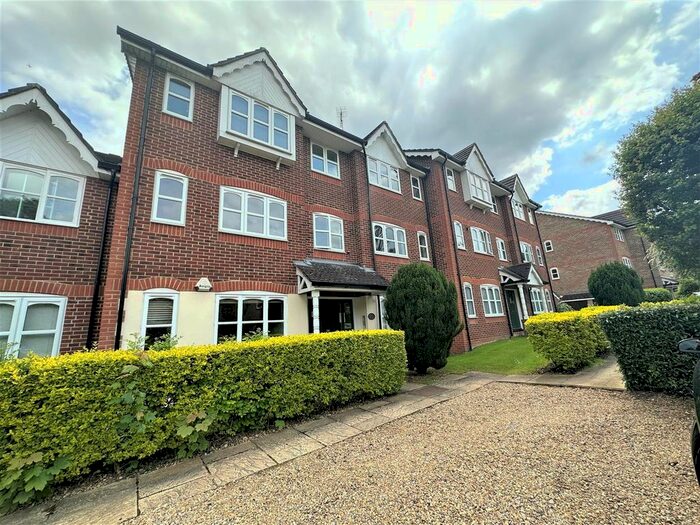 2 Bedroom Flat To Rent In Foxlands Close, Leavesden, Watford, WD25