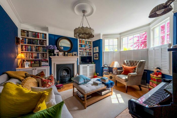 2 Bedroom Maisonette To Rent In Burntwood Lane, Earlsfield, London, SW17