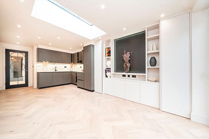 2 Bedroom Flat For Sale In Ashfield Road, Acton, W3